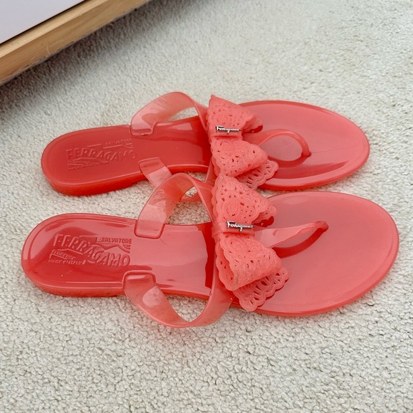 FERRAGAMO | Coral Pink “Pandy” Bow Flat Sandals - Picture 2 of 4